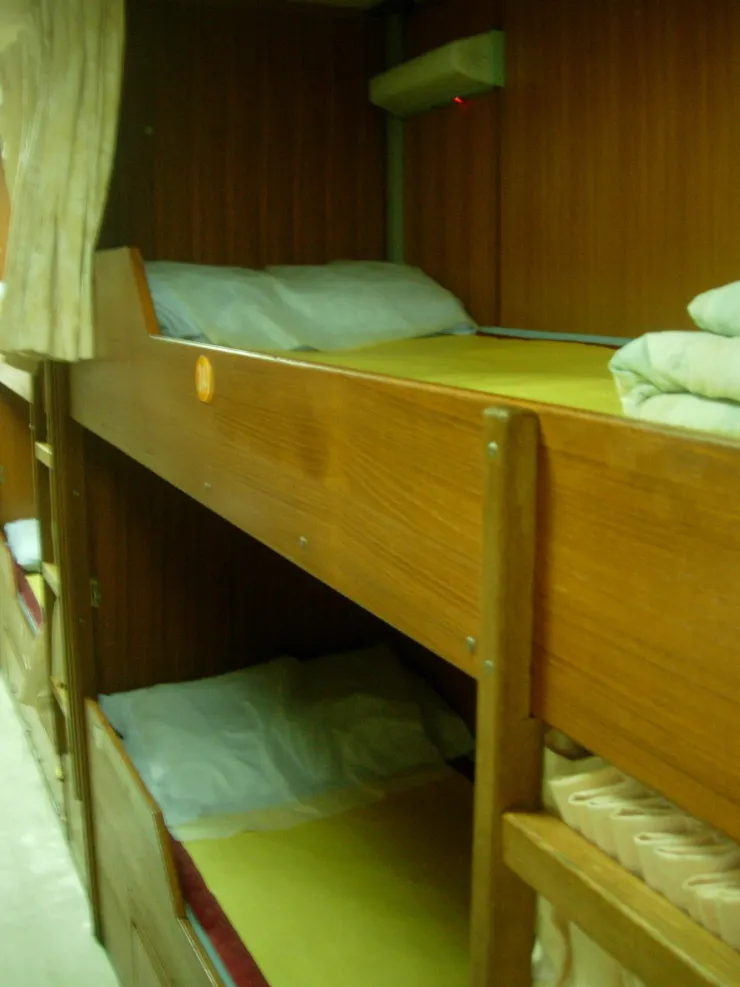 像書架般排列的臥鋪，米黃色的床墊是那晚唯一的棲身之所。