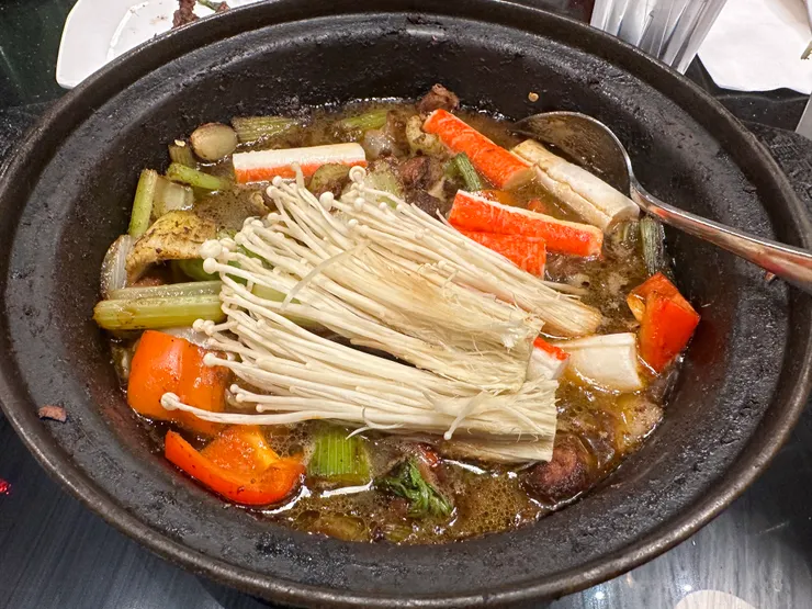 肉吃完後加湯加菜，吃火鍋囉~！！  (圖/躲貓貓)