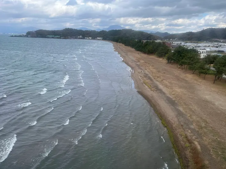 龜之井酒店彥根六樓展望風呂的景觀，根本就是海