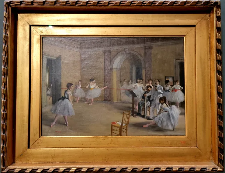 【埃德加·竇加（Edgar Degas）的名作：《歌劇院的舞蹈教室》（The Dance Foyer at the Opera on the Rue Le Peletier），約完成於1872年。】