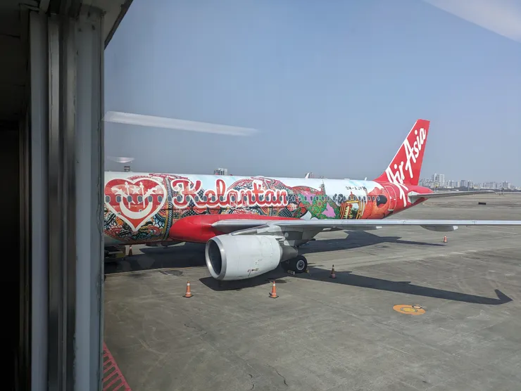 色彩繽紛的AirAsia班機塗裝