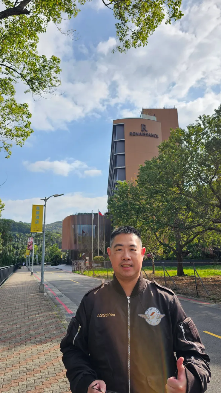 我身後就是台北士林萬麗酒店!