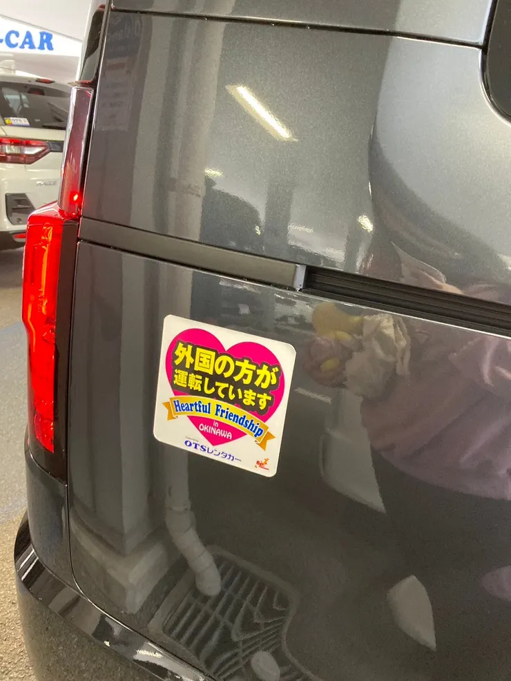 租車公司提供「外國人注意」貼紙，挺貼心的！（圖片來源：辰心）