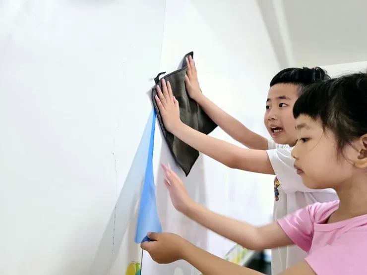 體驗愛塗鴉寶貝看過來!可自由裁切、牆壁、木板隨處可黏、白板