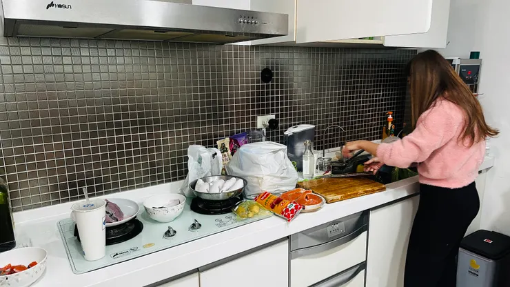 老婆在廚房準備營養滿分的餐點