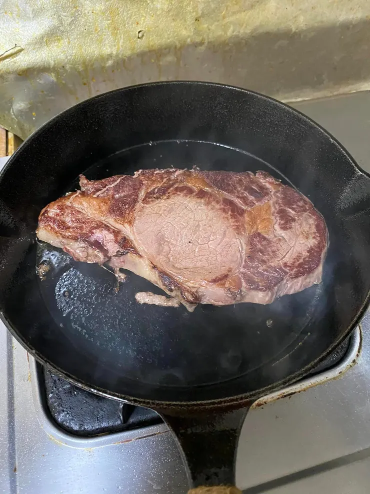 鑄鐵鍋香煎肋眼牛排