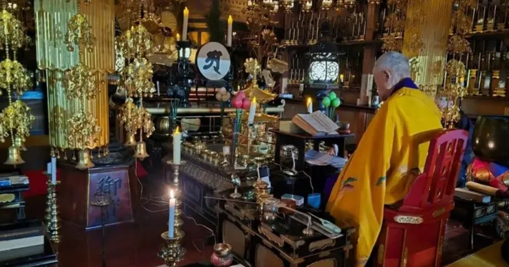 日本高野山寺廟內部灌頂儀式僧侶誦經畫面