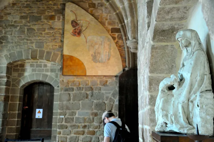 【修道院內聖艾蒂安禮拜堂的「聖母憐子像」（Pietà），描繪聖母瑪利亞抱著死去的耶穌，但後者頭部已毁損。】