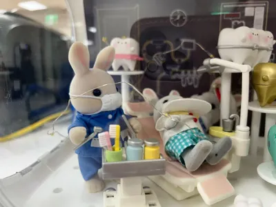 可愛的牙醫兔子和牙娃娃