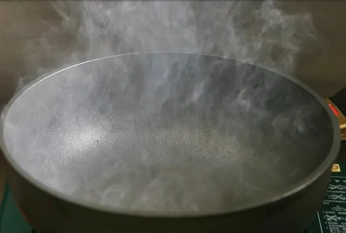 油鍋冒煙就有兩百度以上了,要小心謹慎下鍋。圖片取自網路