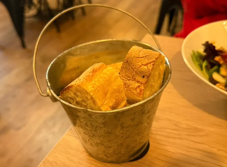 麵包被裝在可愛的容器中