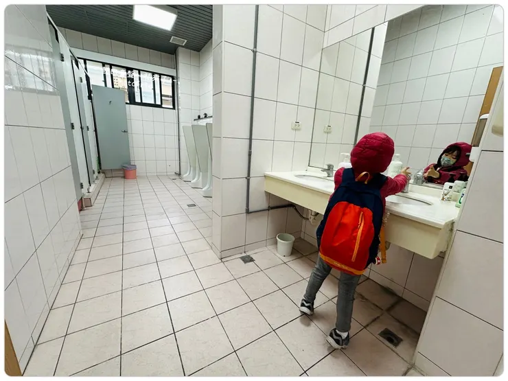 需要如廁的話跟服務人員提一聲，廁所在隔壁而已。