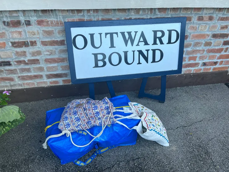 我按教練的建議用Ikea袋裝行李，白色小袋是零食，外加個小背包放床頭