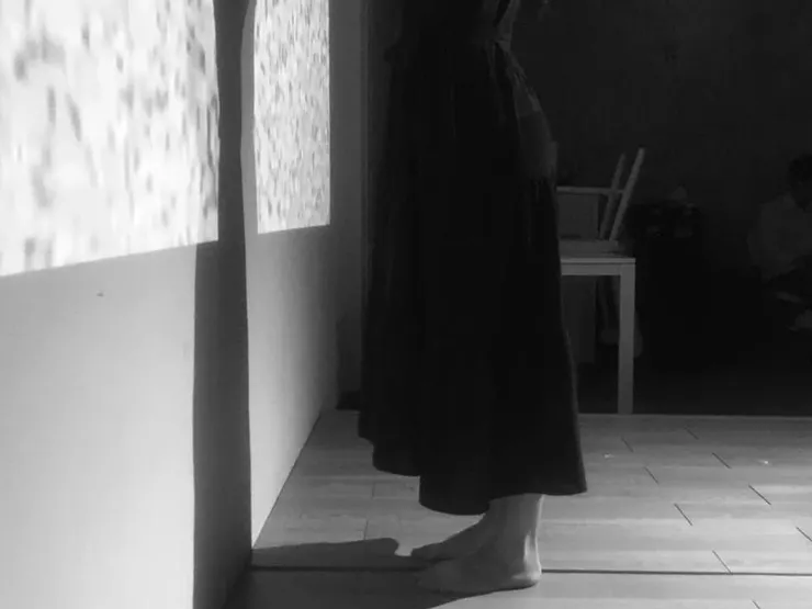 開演前，演員光著腳繞著，找著，在一團雜訊前站穩，伸長雙手求救著。懂自救是第一步。