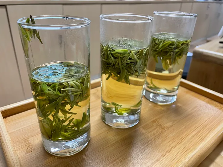 2年前，我在茶藝課中首次學習沖泡龍井茶。那豆笠香的滋味，從此洗脫腦海中「龍井是苦的」的污名。（作者拍攝）