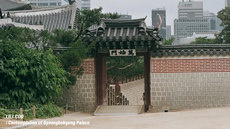 會穿過萬使門,過了再繼續往前走。