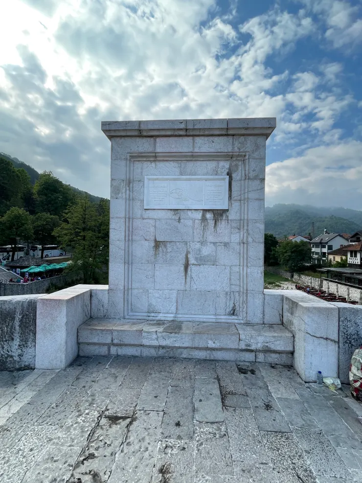 關於石橋重建的解說石碑。