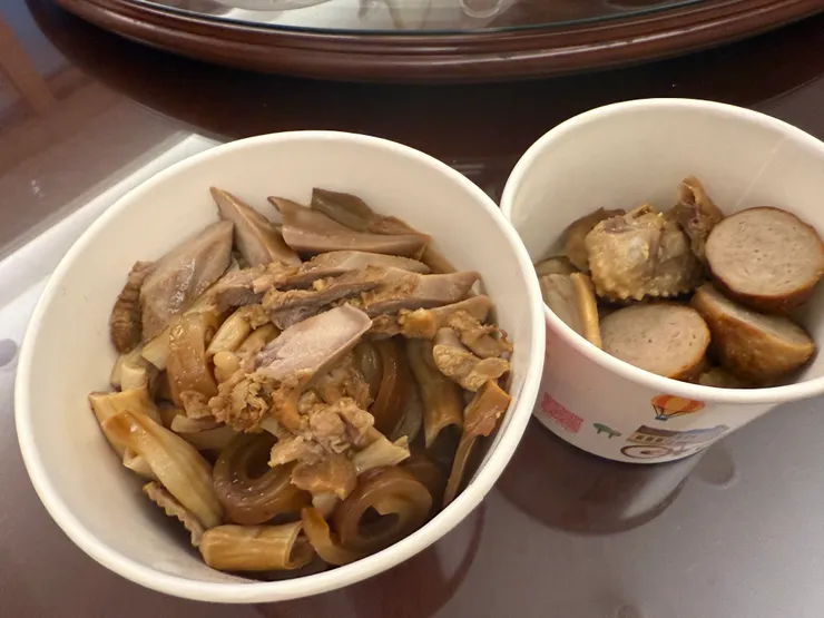 滷味夾起來的時候都看起來Q彈美味，躺在外帶的盒中，樣子並不好看