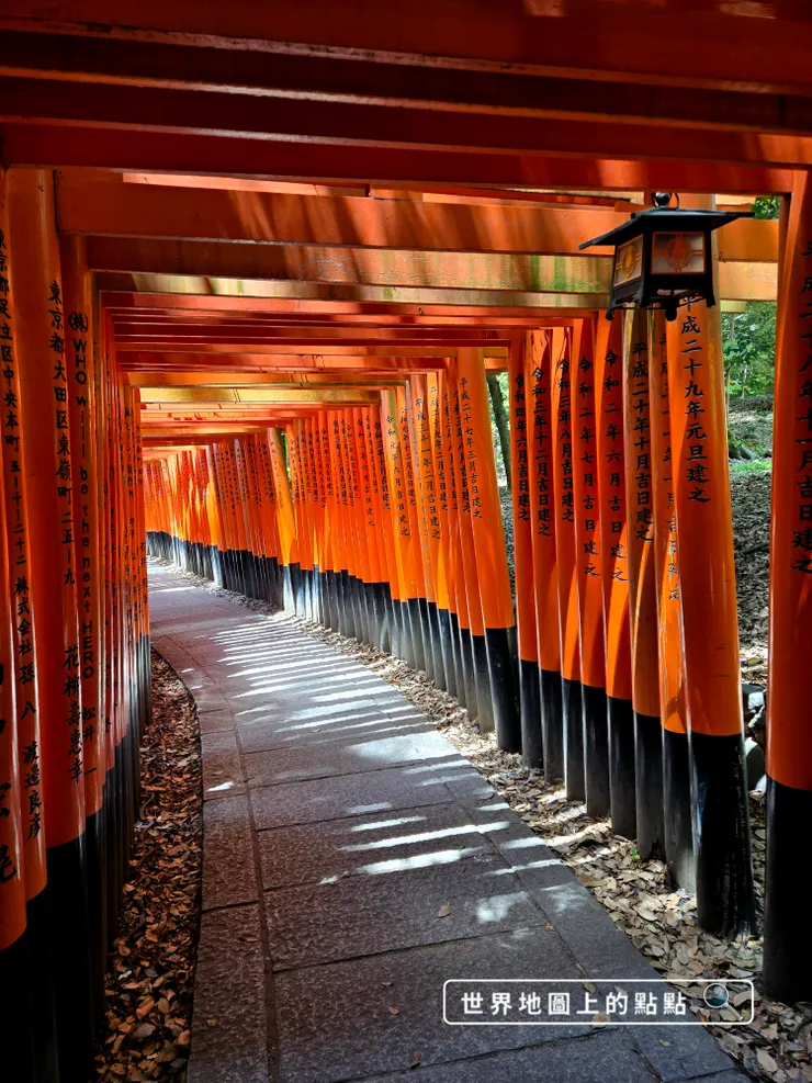 行走於千本鳥居其間