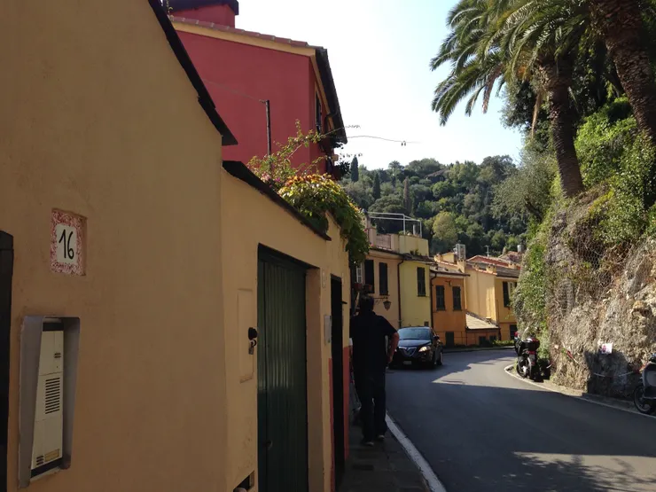 附近岸邊的房子外觀也都相當鮮豔