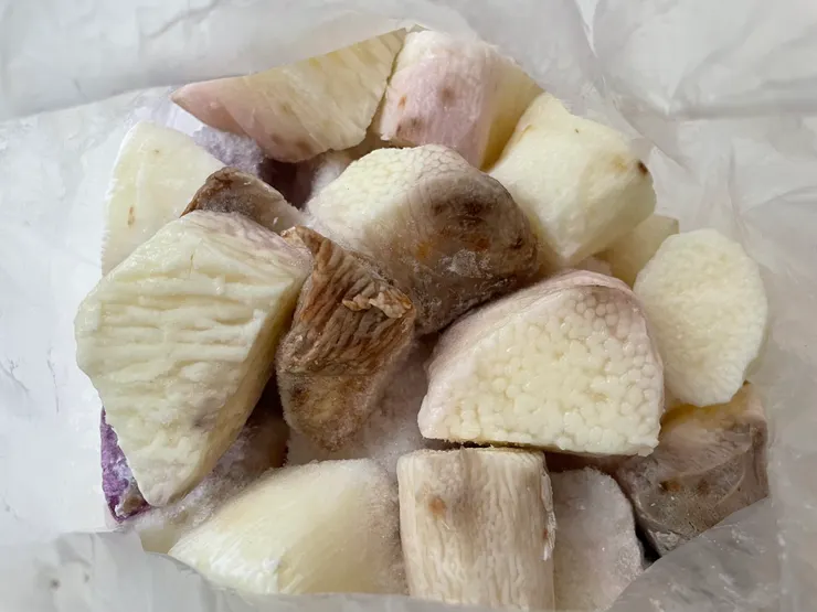 削好的山藥拿去冷凍，可以保存好幾個月。若不希望表面氧化發黑可以泡醋水或鹽水（氧化不影響味道）