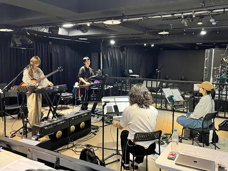 第34屆金曲得獎及入圍音樂人「鄭宜農」與「鶴The+Crane」於練團室為9月15日海祭壓軸演出做準備。