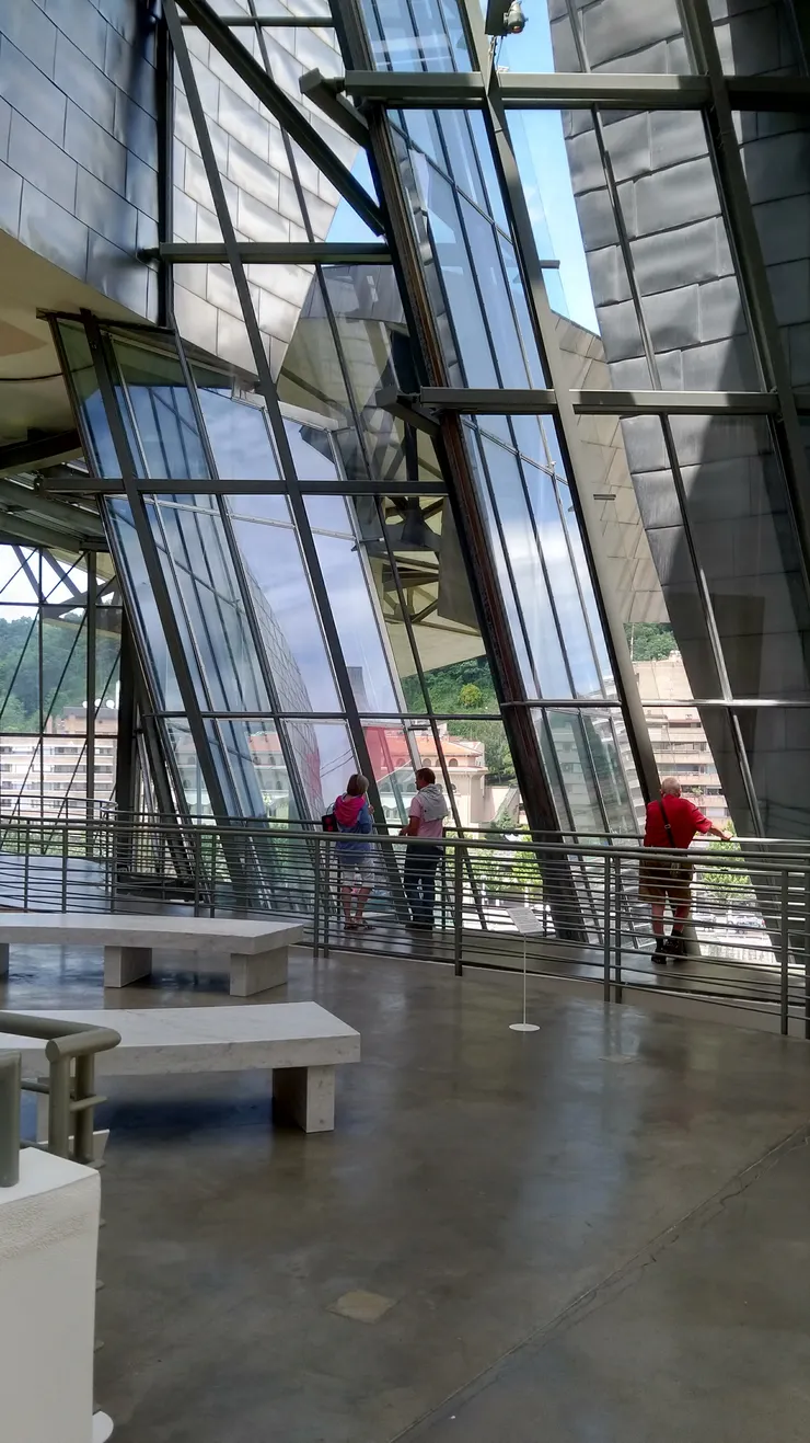 這應該是三樓-由館內看鈦金屬外牆