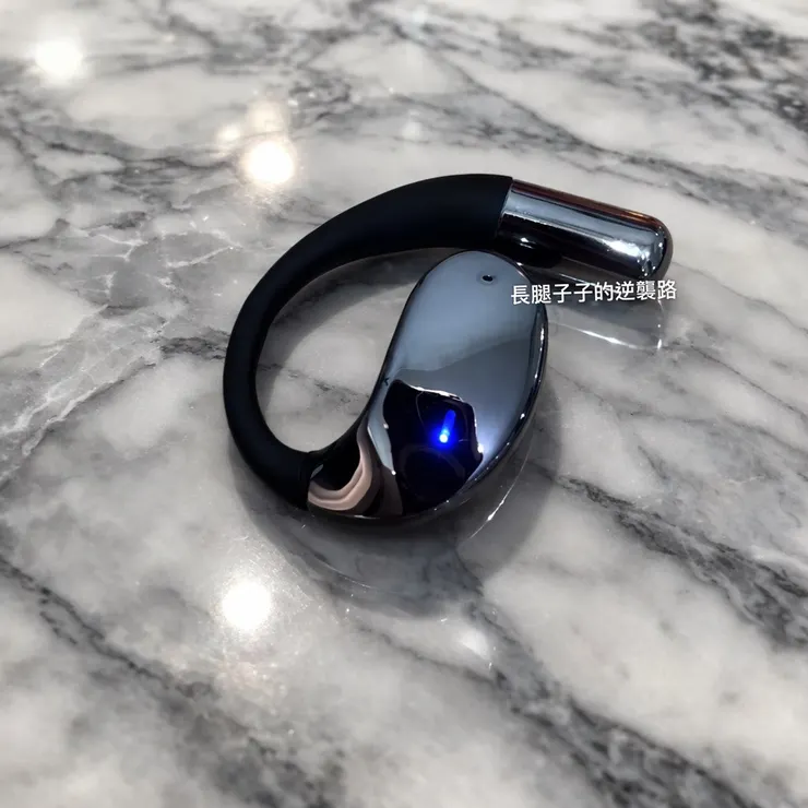 耳機真的長得非常有科技感！