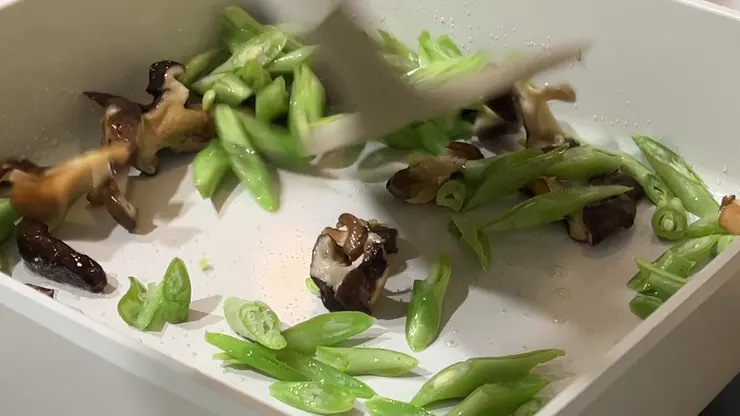 四季豆斜切就不需要去除纖維，很方便喔