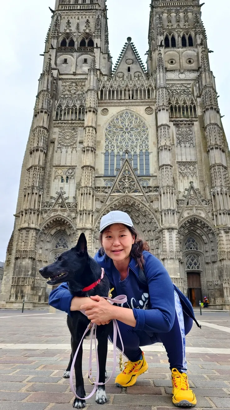 【怡青與阿肥在大教堂前】