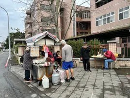 光復路邊，無名炒麵炒米粉豬血湯