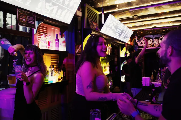 左邊的那位Bartender正在調我的酒。很會放電，果真是拉丁美洲。