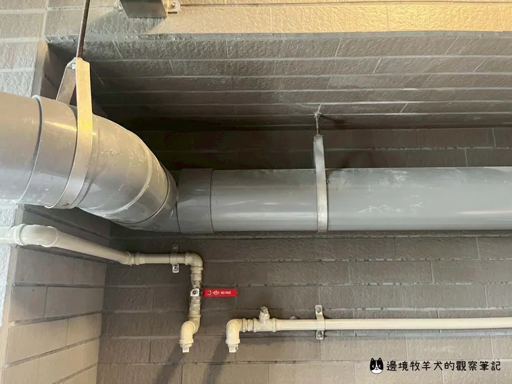 工作陽台實際上還會有各種管線跟排氣管