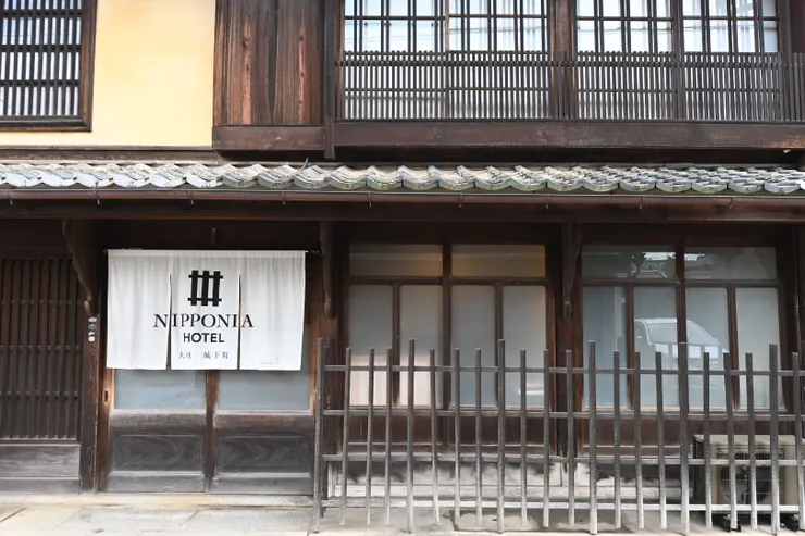 為了避免住宿旅客誤闖一般民宅,NIPPONIA HOTEL會在他們的相關設施門口,掛上印有LOGO的門簾作為識別。/照片來源:NANA濕婦