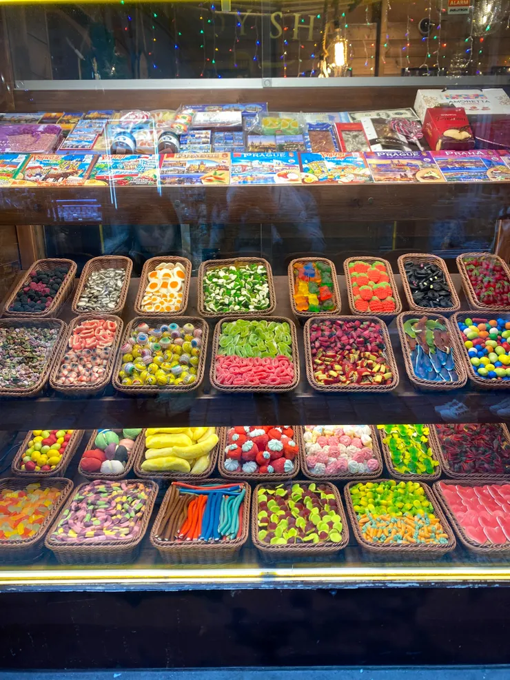 ▲五花八門的糖果像一盤爭奇鬥豔的調色盤。