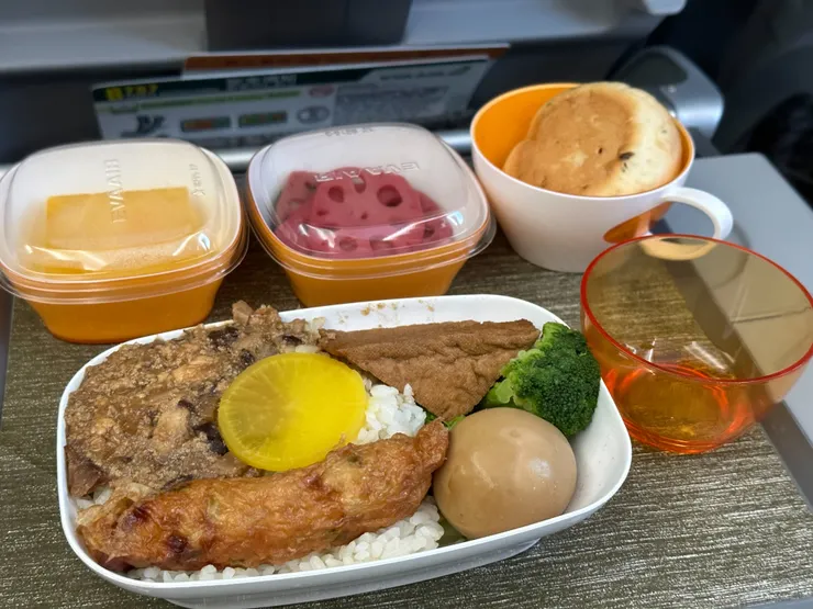 肉燥飯、果凍、涼拌蓮藕、麵包