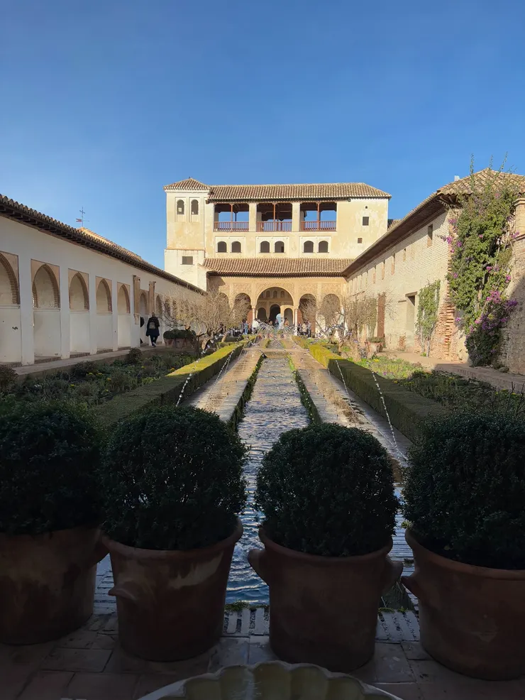 赫內拉利菲宮與阿爾罕布拉宮以一條短短的走廊相連，是伊斯蘭統治者的夏宮。其中的水渠庭院是阿拉伯人統治下安達魯西亞的中世紀花園最佳典範。（此段說明取自《國家地理終極旅遊：全球50大最美城堡 》）