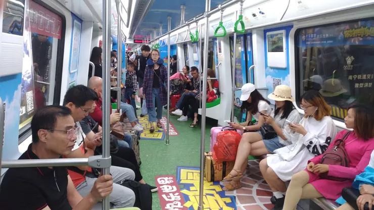 南寧新區一路鋪開，地鐵剛通車，街道筆直乾淨。節奏不急卻不落後，便利與發展同時在線，像一座正在悄悄加速的城市。