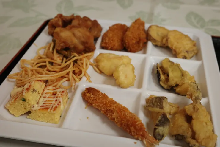 有這種九宮格盤子，一次拿很多不同品項，擺盤起來看起來很厲害