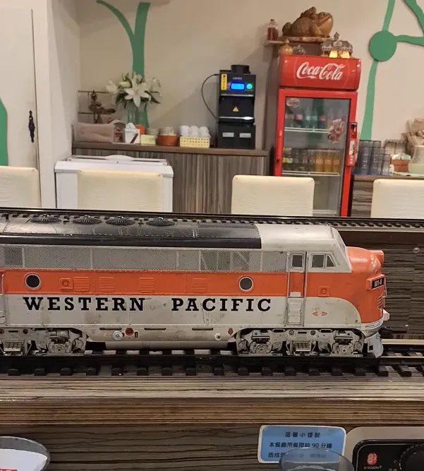 △類似莒光號的車頭拉著美味食材