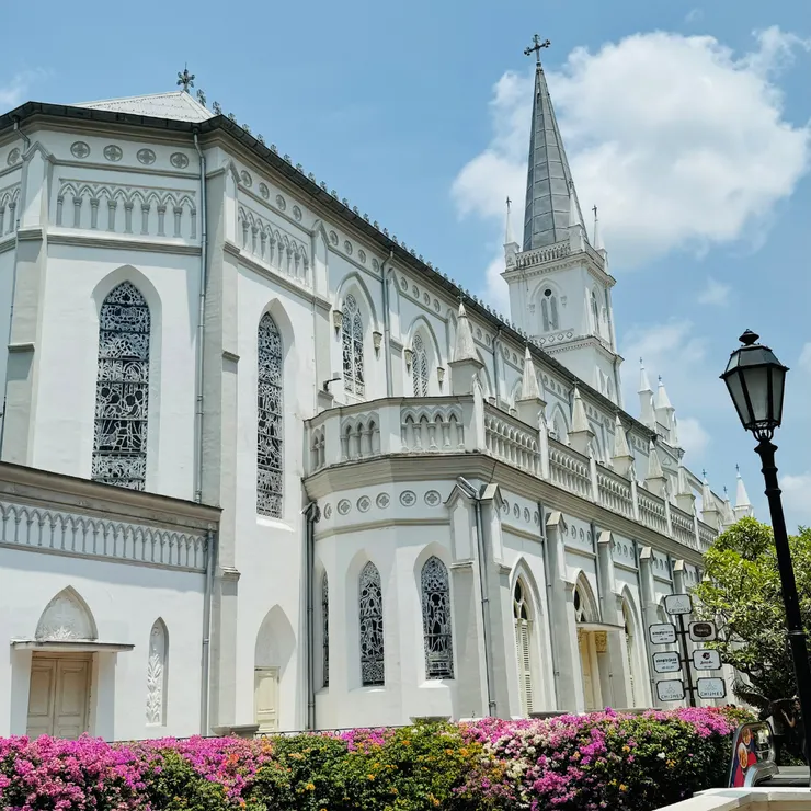 潔白的教堂很好拍!周圍有很多酒吧,如果住宿點在附近晚上可以來晃晃!