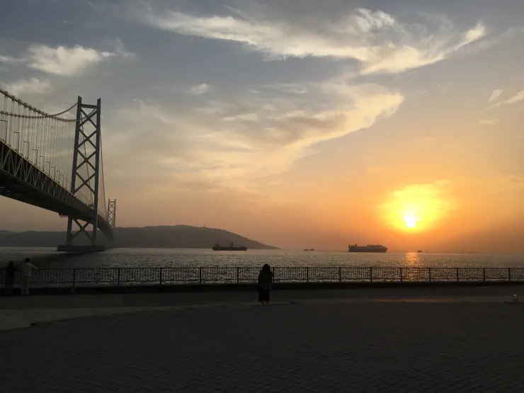 坐在海提上享受日暮時分