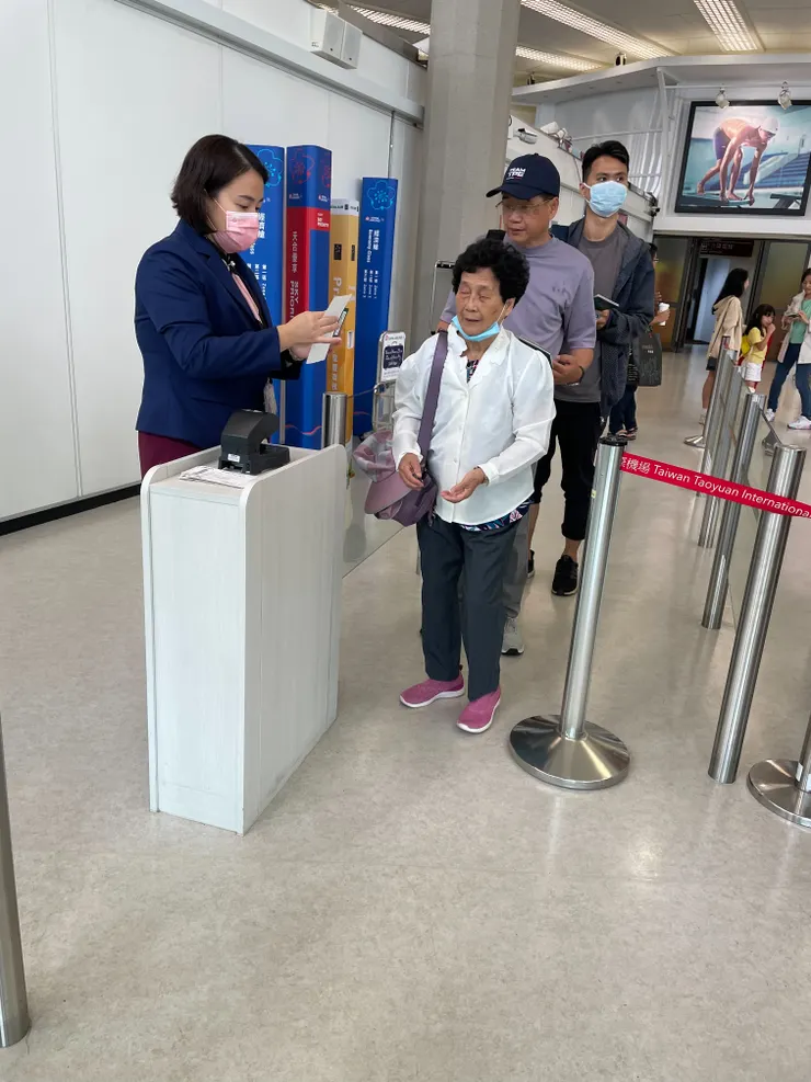 登機證驗票中的可愛阿嬤