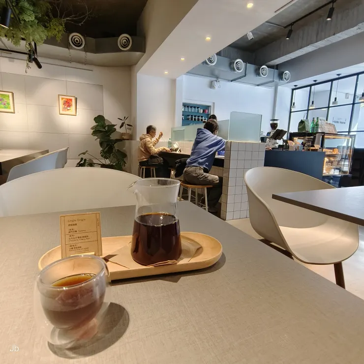 【孫女到校兩老轉身晃悠好時光 街頭閒逛約會同學老友和泡湯！老婆帶萬萬上體能課，我找間貴森森的咖啡館(Middle Name)等下課。】