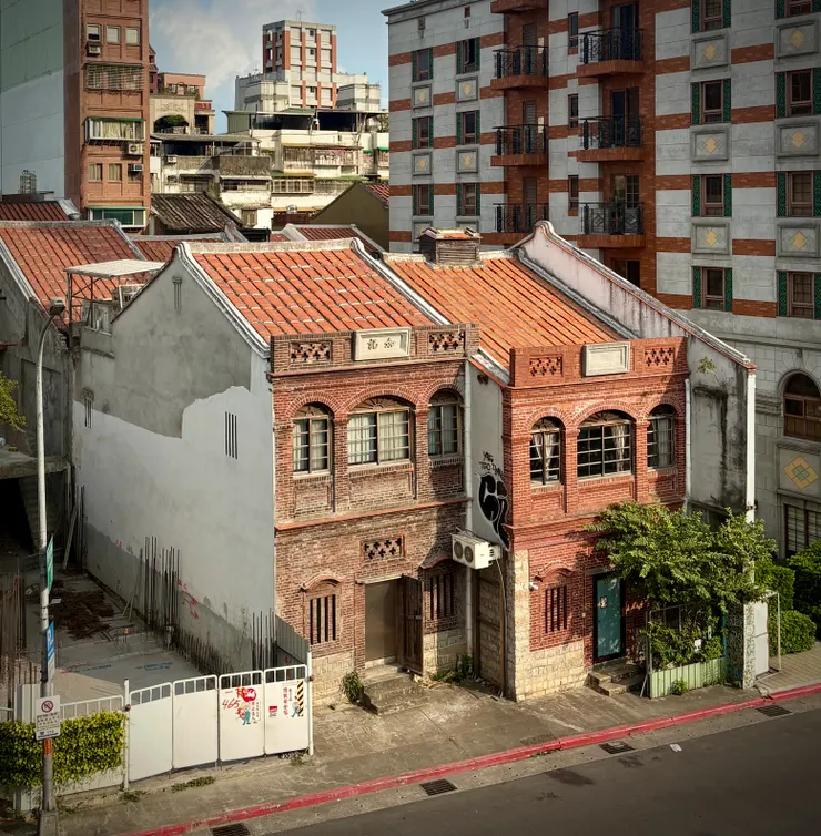 台北橋上視角，迪化街十連棟旁的紅磚老屋