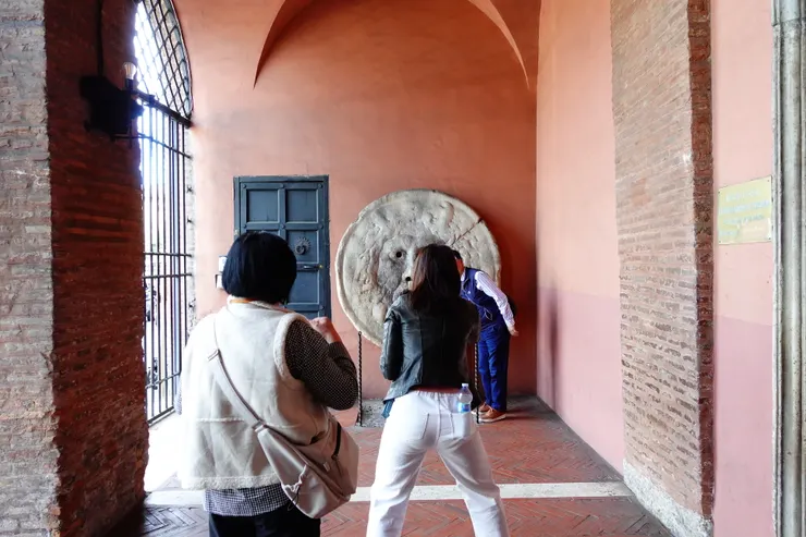 在真理之口面前，很難拍到空景--始終沒退卻的排隊人潮、還有幫拍照的人的身影，通通入鏡來!