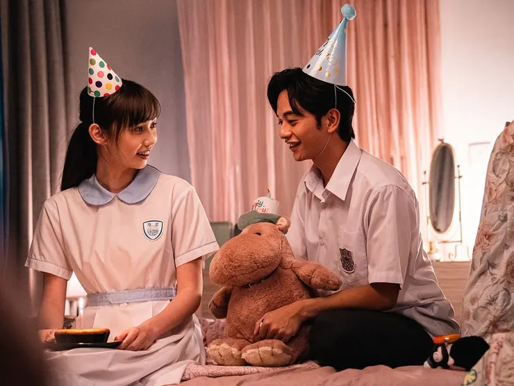 長大後的弟弟（戴玉麒）對會為河馬玩偶配音的女孩（歸綽嶢）產生好感。