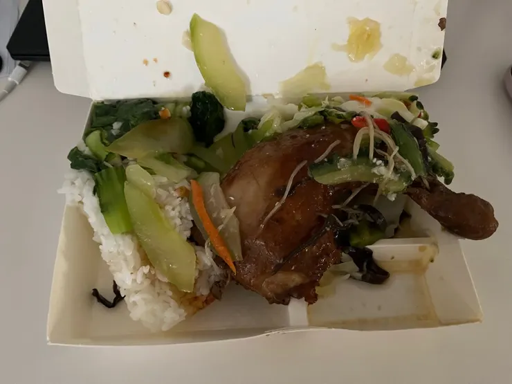 便當開到一半壯烈跳樓，嚇一個尖叫。