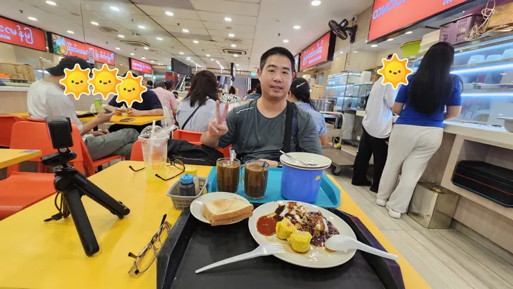 我和老爸在新加坡的第三天中午!來下榻飯店旁邊的半島廣場地下美食街享用午餐!