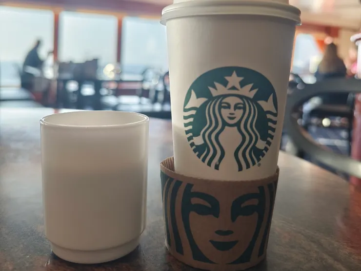 船上星巴克熱咖啡一律用外帶杯裝，到餐廳自己再放到咖啡杯裡